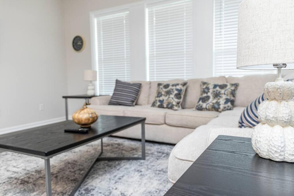 New Spacious 3 Bedroom Suite Garage Parking Free Wi-Fi Office Space And Patio View Duluth Buitenkant foto