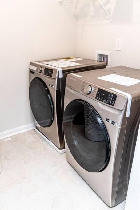 New Spacious 3 Bedroom Suite Garage Parking Free Wi-Fi Office Space And Patio View Duluth Buitenkant foto