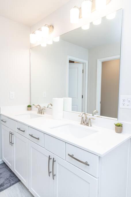 New Spacious 3 Bedroom Suite Garage Parking Free Wi-Fi Office Space And Patio View Duluth Buitenkant foto