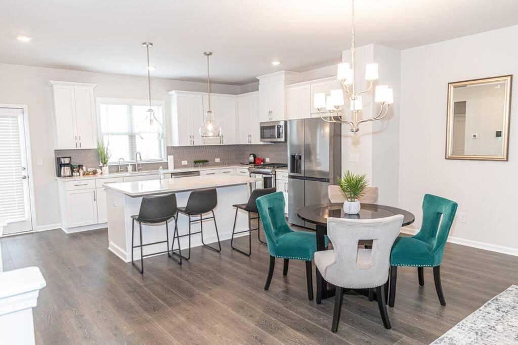 New Spacious 3 Bedroom Suite Garage Parking Free Wi-Fi Office Space And Patio View Duluth Buitenkant foto