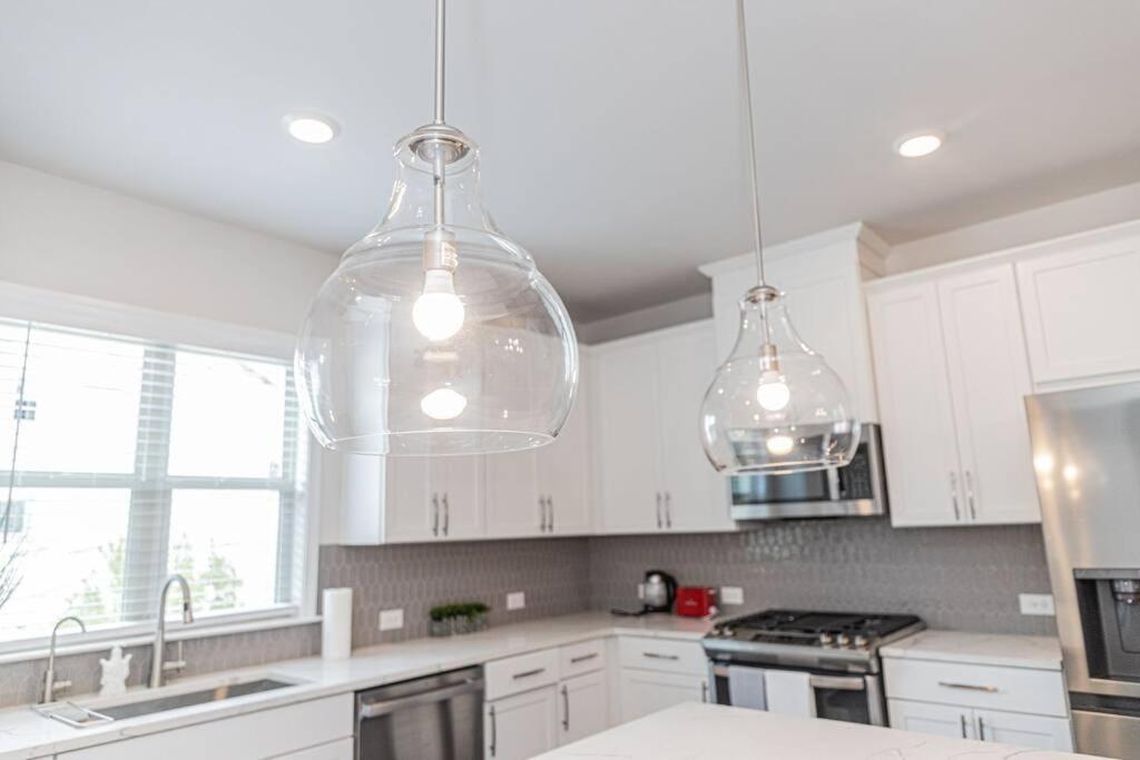 New Spacious 3 Bedroom Suite Garage Parking Free Wi-Fi Office Space And Patio View Duluth Buitenkant foto