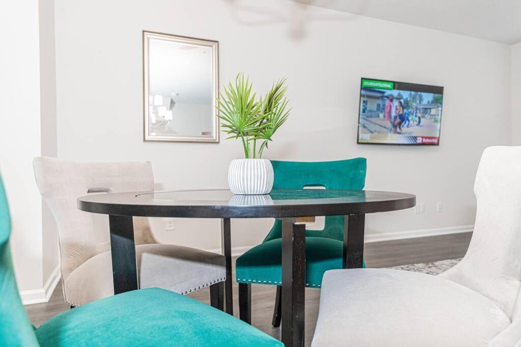 New Spacious 3 Bedroom Suite Garage Parking Free Wi-Fi Office Space And Patio View Duluth Buitenkant foto