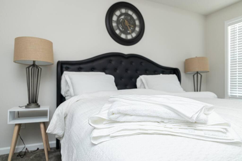 New Spacious 3 Bedroom Suite Garage Parking Free Wi-Fi Office Space And Patio View Duluth Buitenkant foto